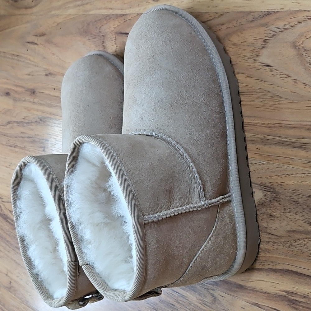 UGG Kid's Classic Mini II - Brand New With Tags - Picture 3 of 6
